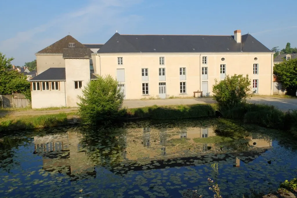 Façade sur étang